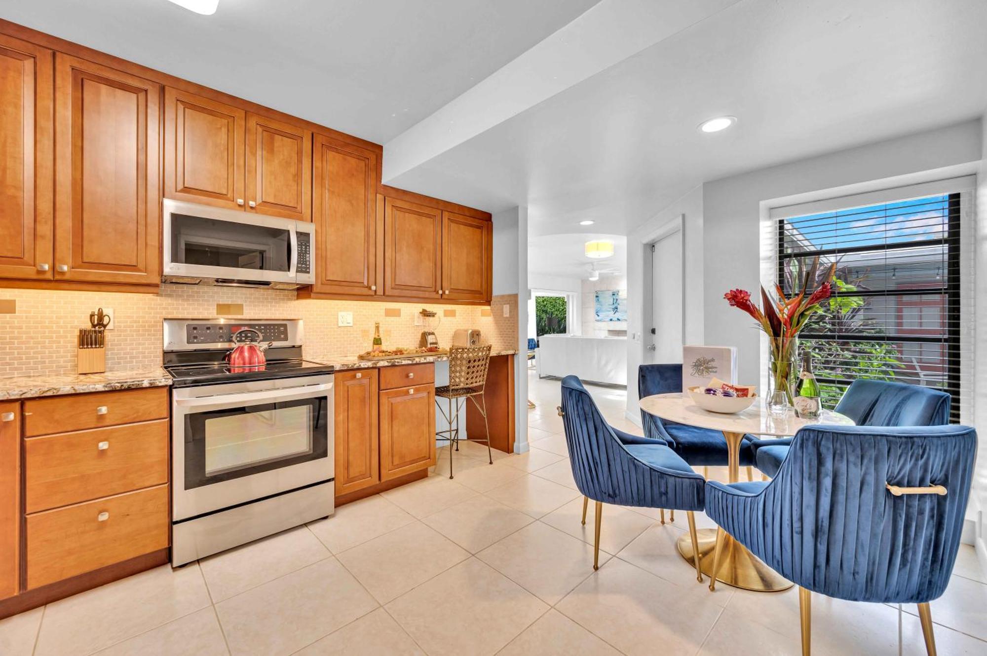 Apartment One-bedroom Heated Pool Dock Access Quiet Neighborhood Saltaire Two Resldences Fort Lauderdale