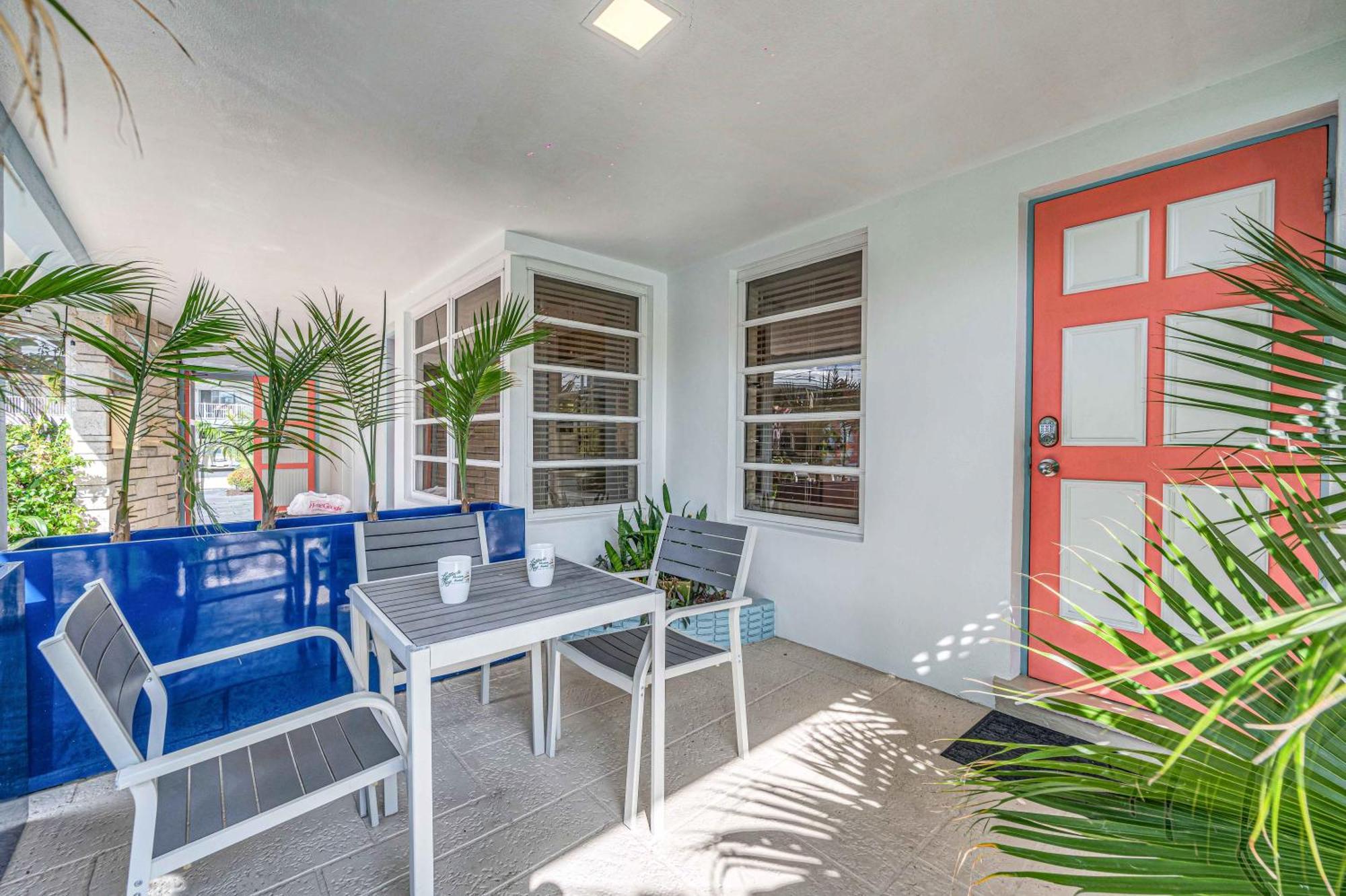 Apartment One-bedroom Heated Pool Dock Access Quiet Neighborhood Saltaire Four Resldences *