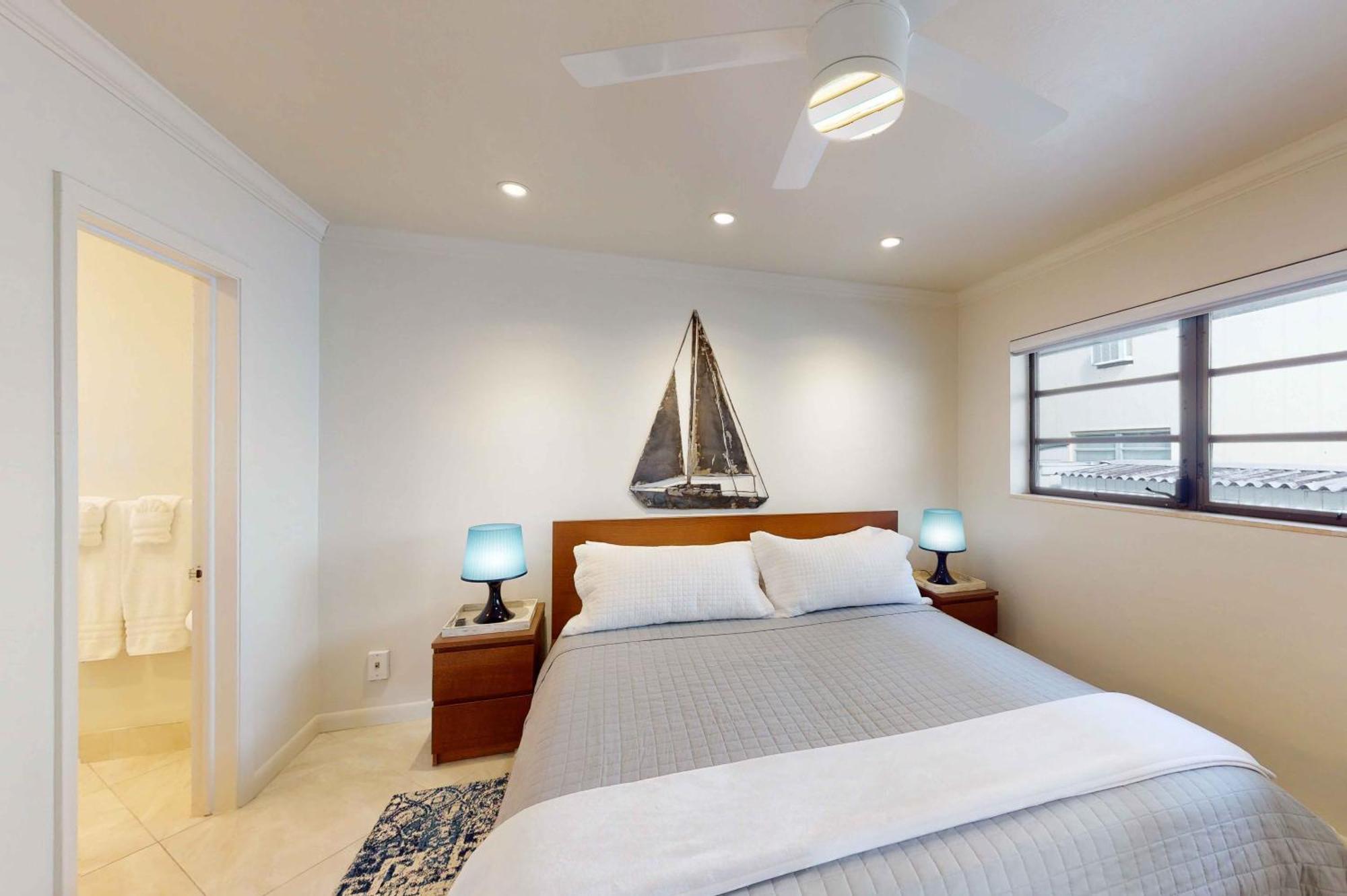 Apartment One-bedroom Heated Pool Dock Access Quiet Neighborhood Saltaire Four Resldences