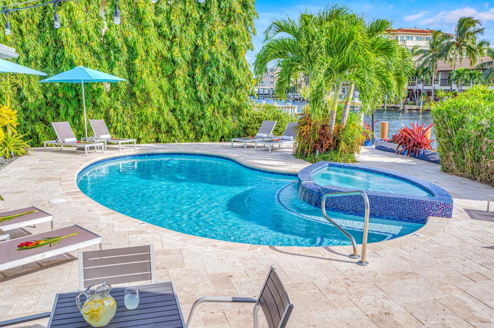 Apartment One-bedroom Heated Pool Dock Access Quiet Neighborhood Saltaire Four Resldences *