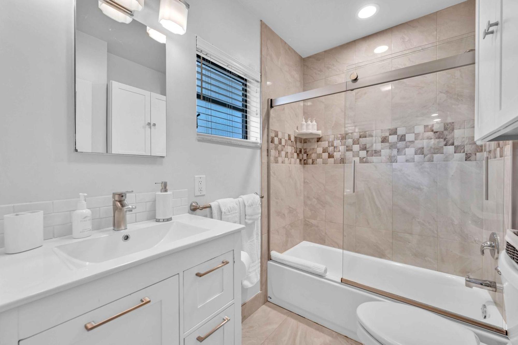 Apartment One-bedroom Heated Pool Dock Access Quiet Neighborhood Saltaire Two Resldences Fort Lauderdale