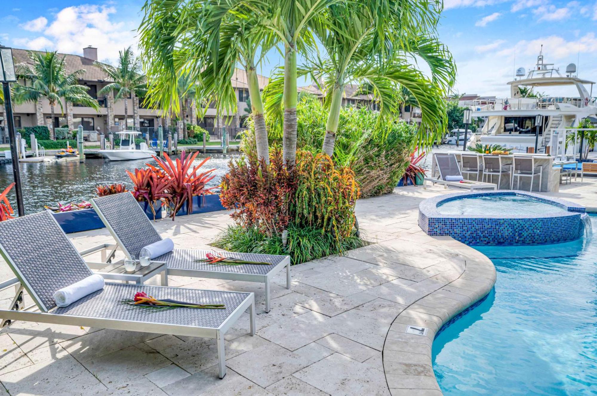 One-bedroom Heated Pool Dock Access Quiet Neighborhood Saltaire Two Resldences Apartment *