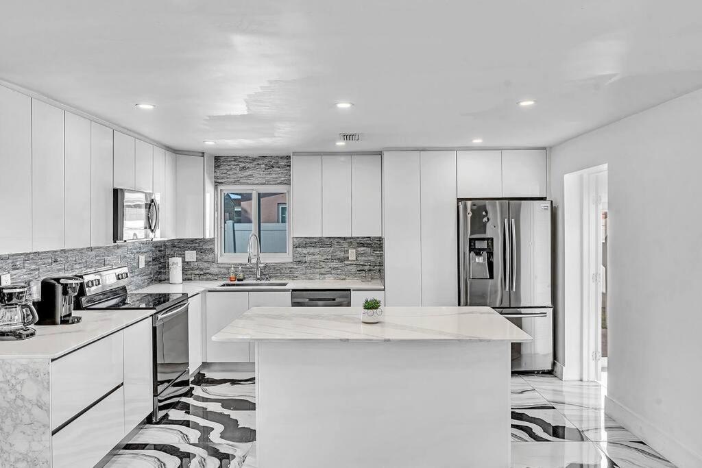 Modern Ocean House Hollywood Hard Rock Casino *