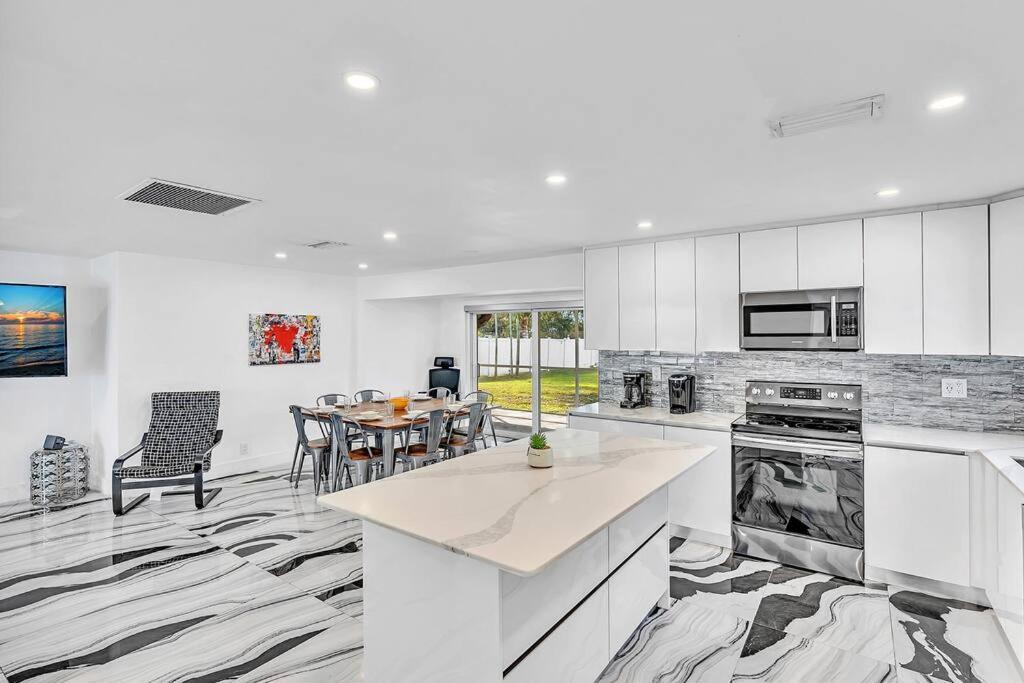 Modern Ocean House Hollywood Hard Rock Casino Villa