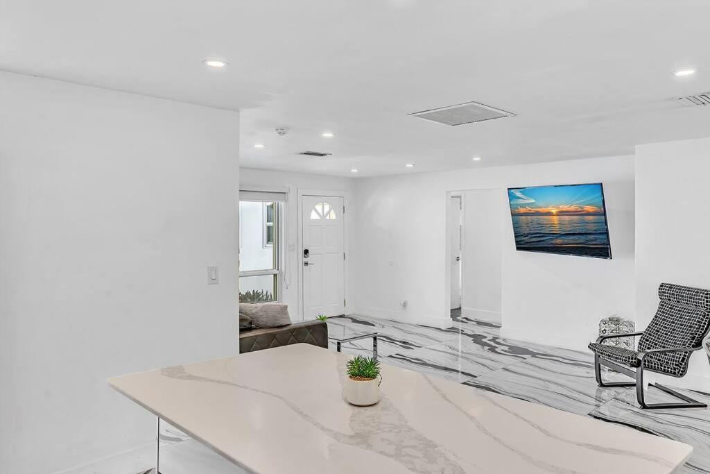 Modern Ocean House Hollywood Hard Rock Casino Villa
