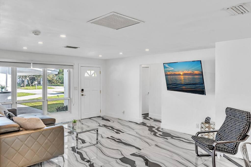 Modern Ocean House Hollywood Hard Rock Casino *
