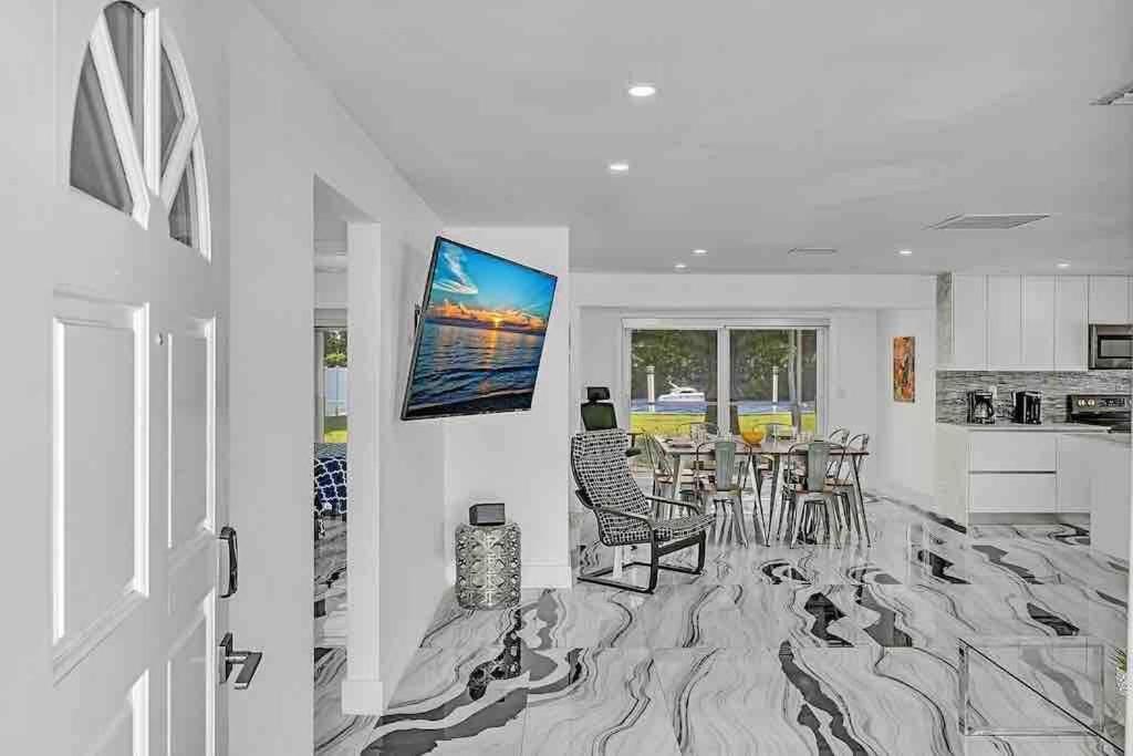 Modern Ocean House Hollywood Hard Rock Casino *