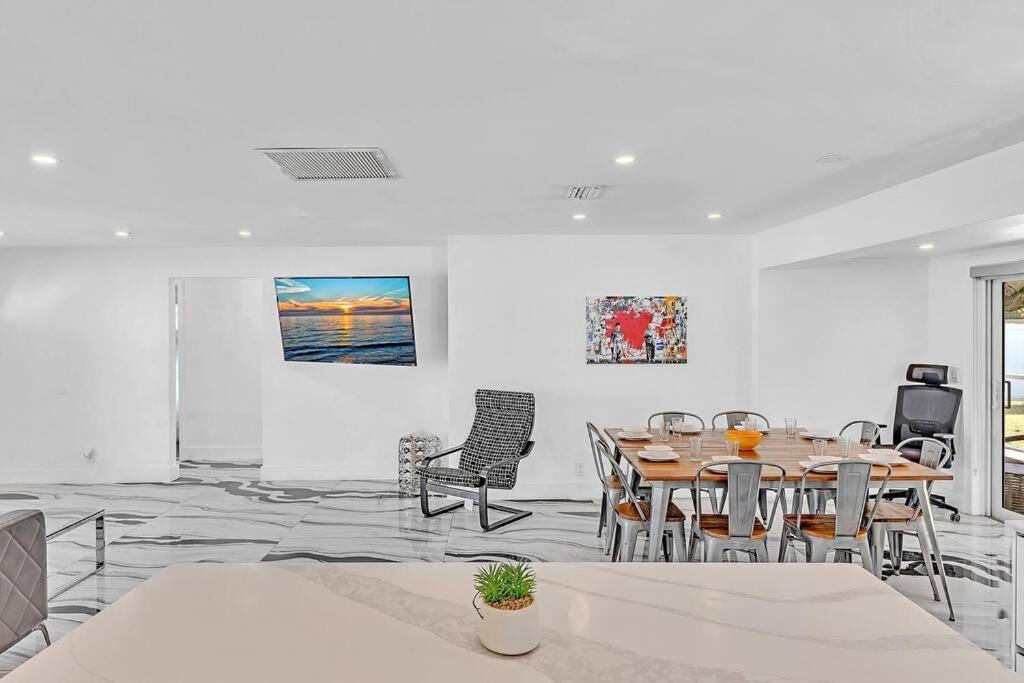Modern Ocean House Hollywood Hard Rock Casino Villa