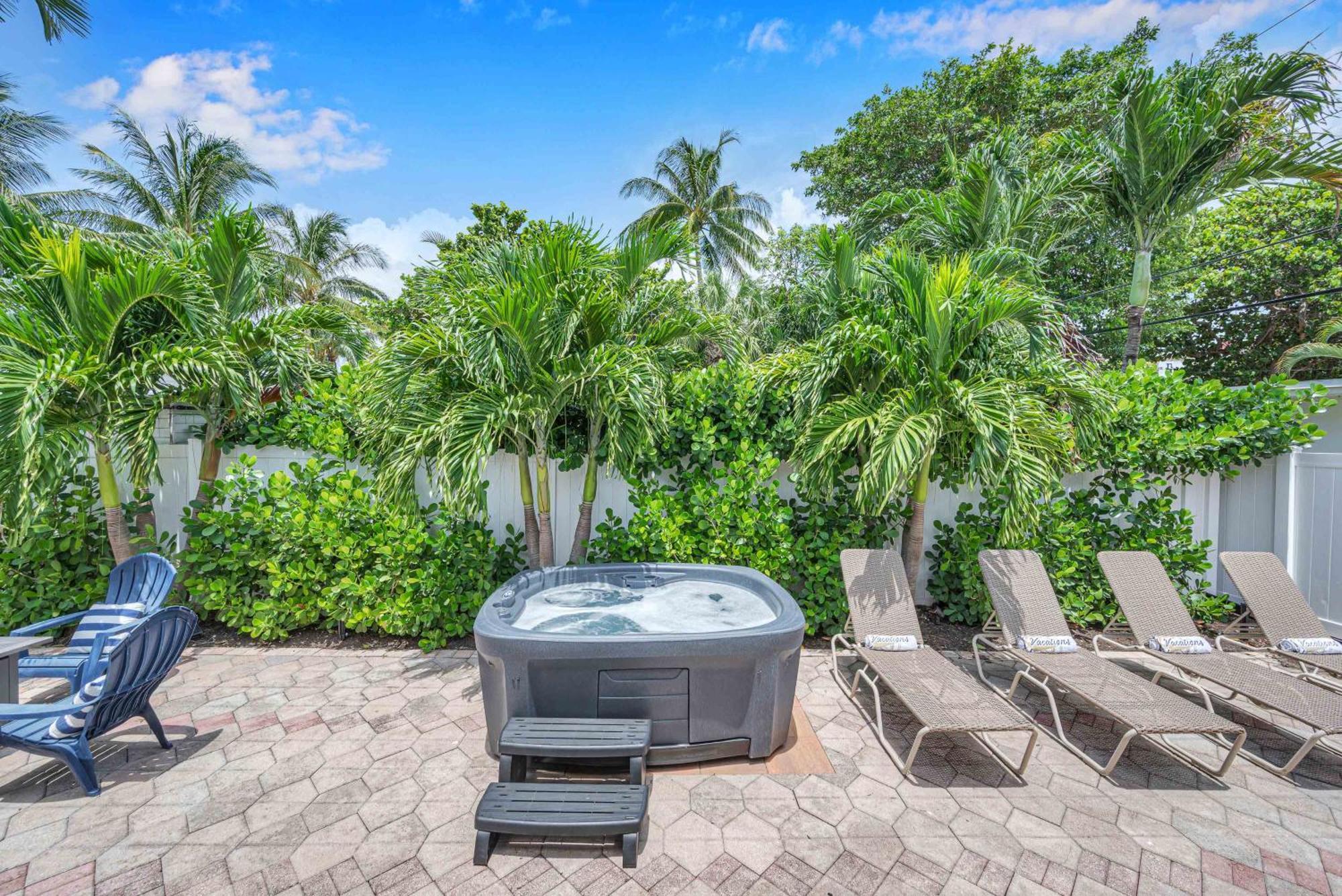 Surf Keysteps From Beautiful Courtyard Hot Tub H0mes
