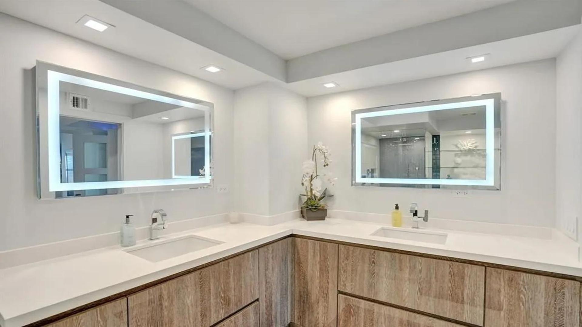 Amazing Two Bedrooms With Skyline Views Apartment