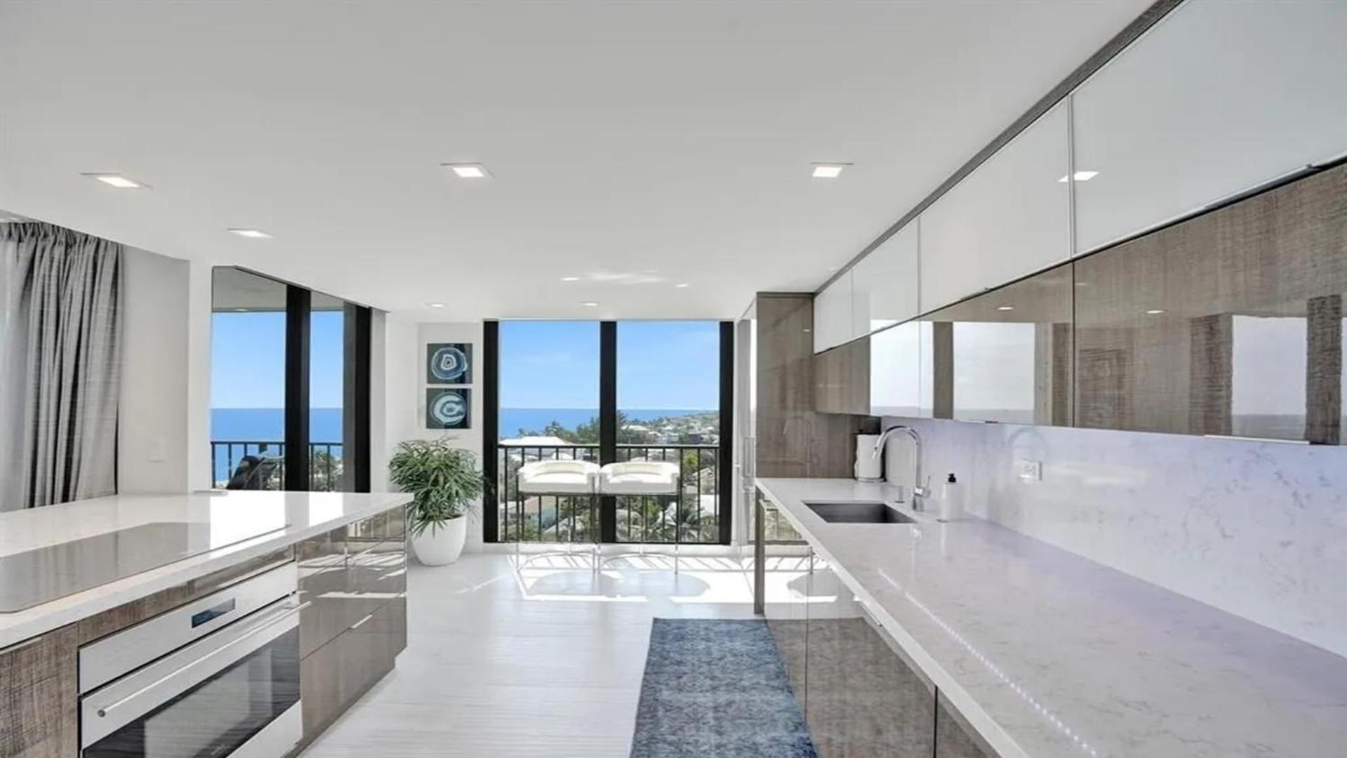 Apartment Amazing Two Bedrooms With Skyline Views *