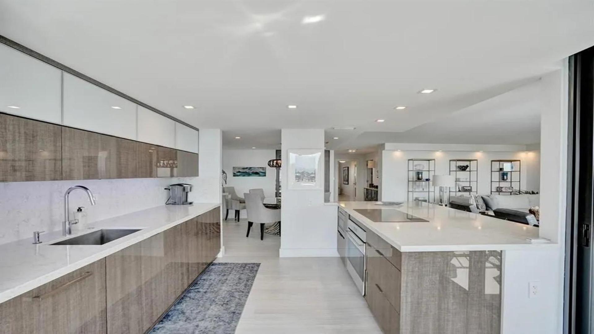 Amazing Two Bedrooms With Skyline Views *