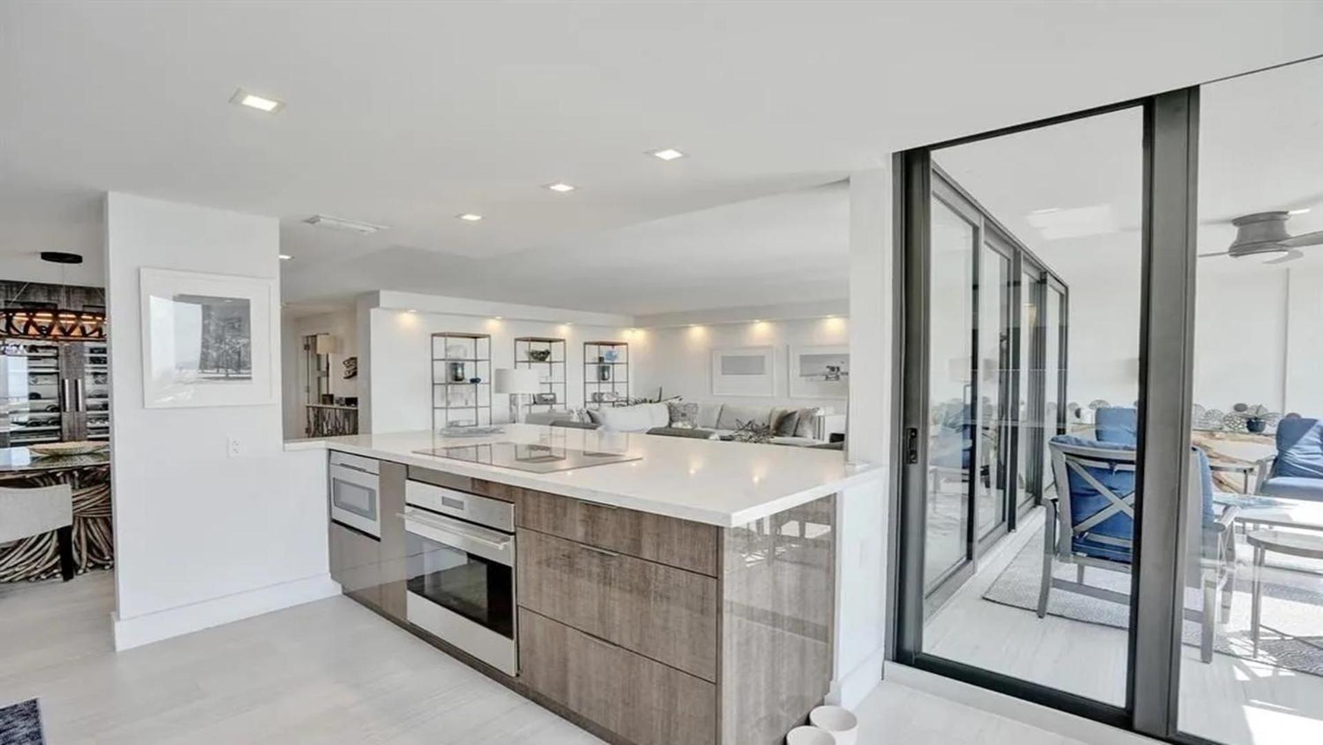 Amazing Two Bedrooms With Skyline Views Apartment
