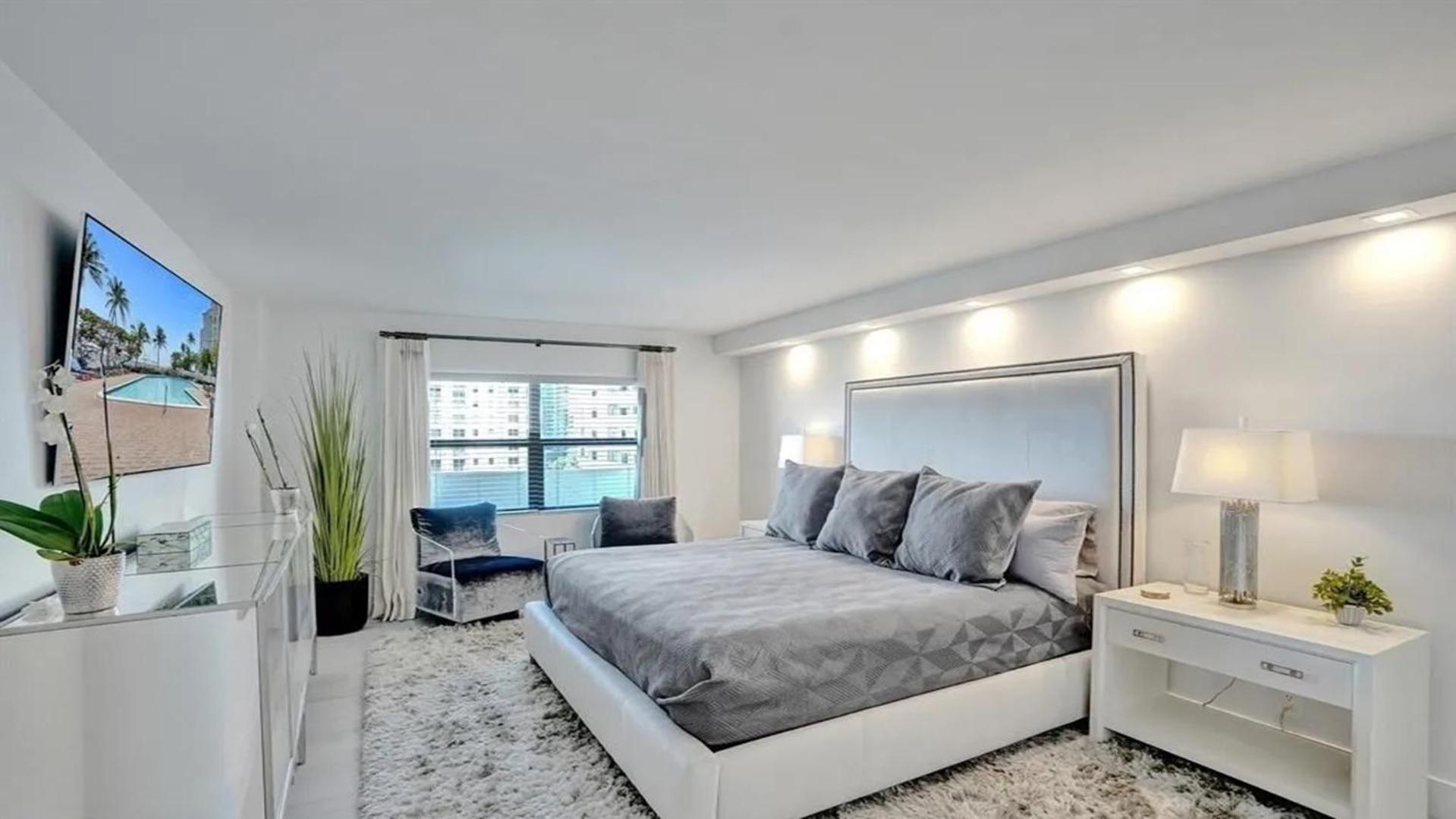 Amazing Two Bedrooms With Skyline Views