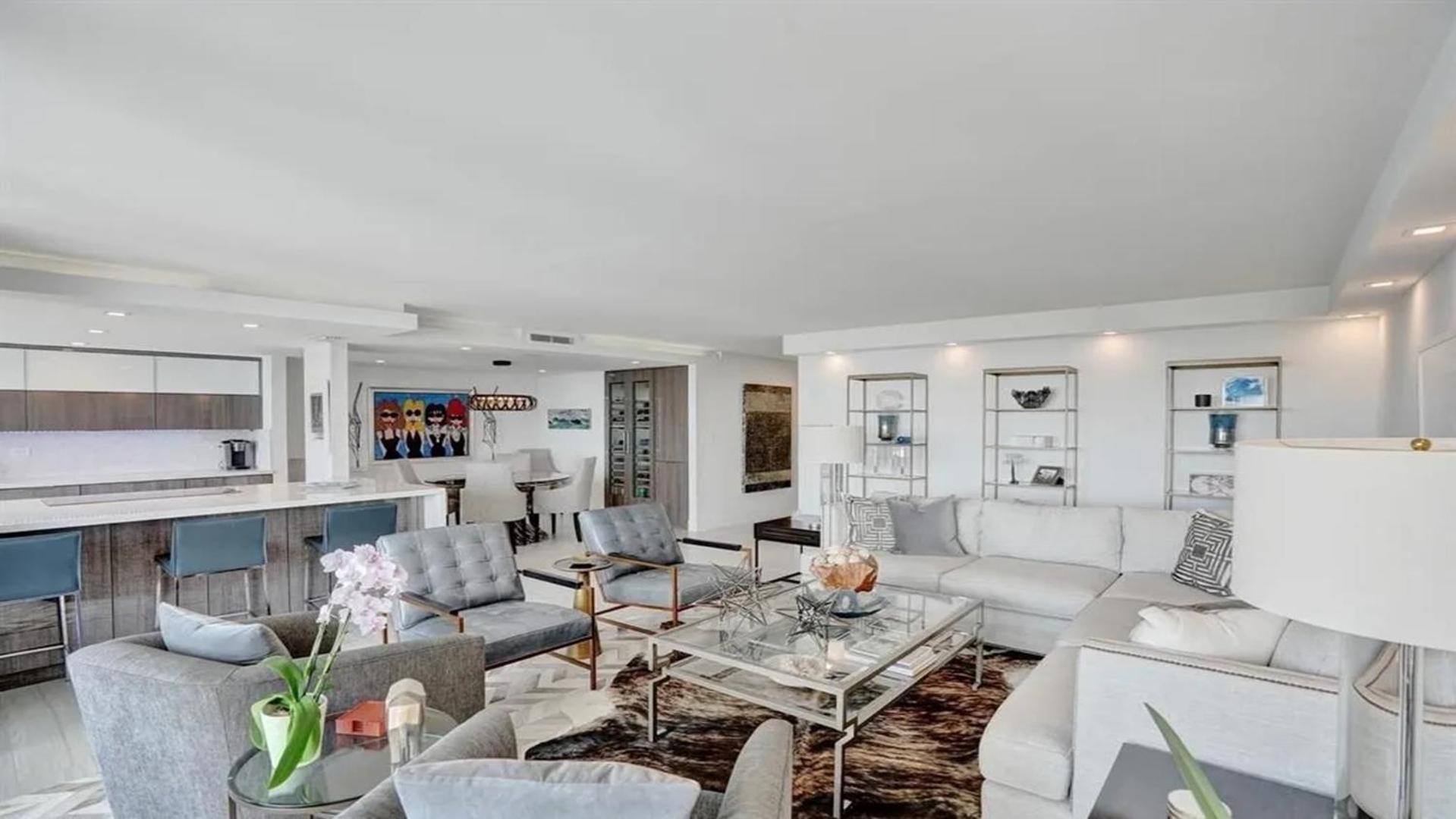 Amazing Two Bedrooms With Skyline Views Apartment *