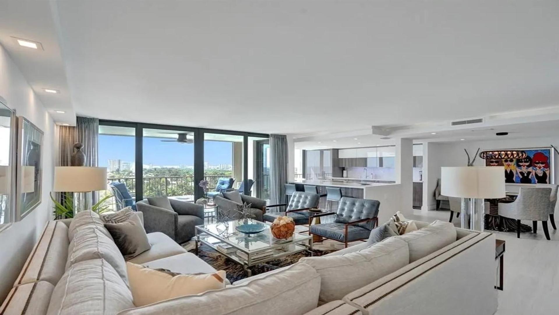 Amazing Two Bedrooms With Skyline Views *
