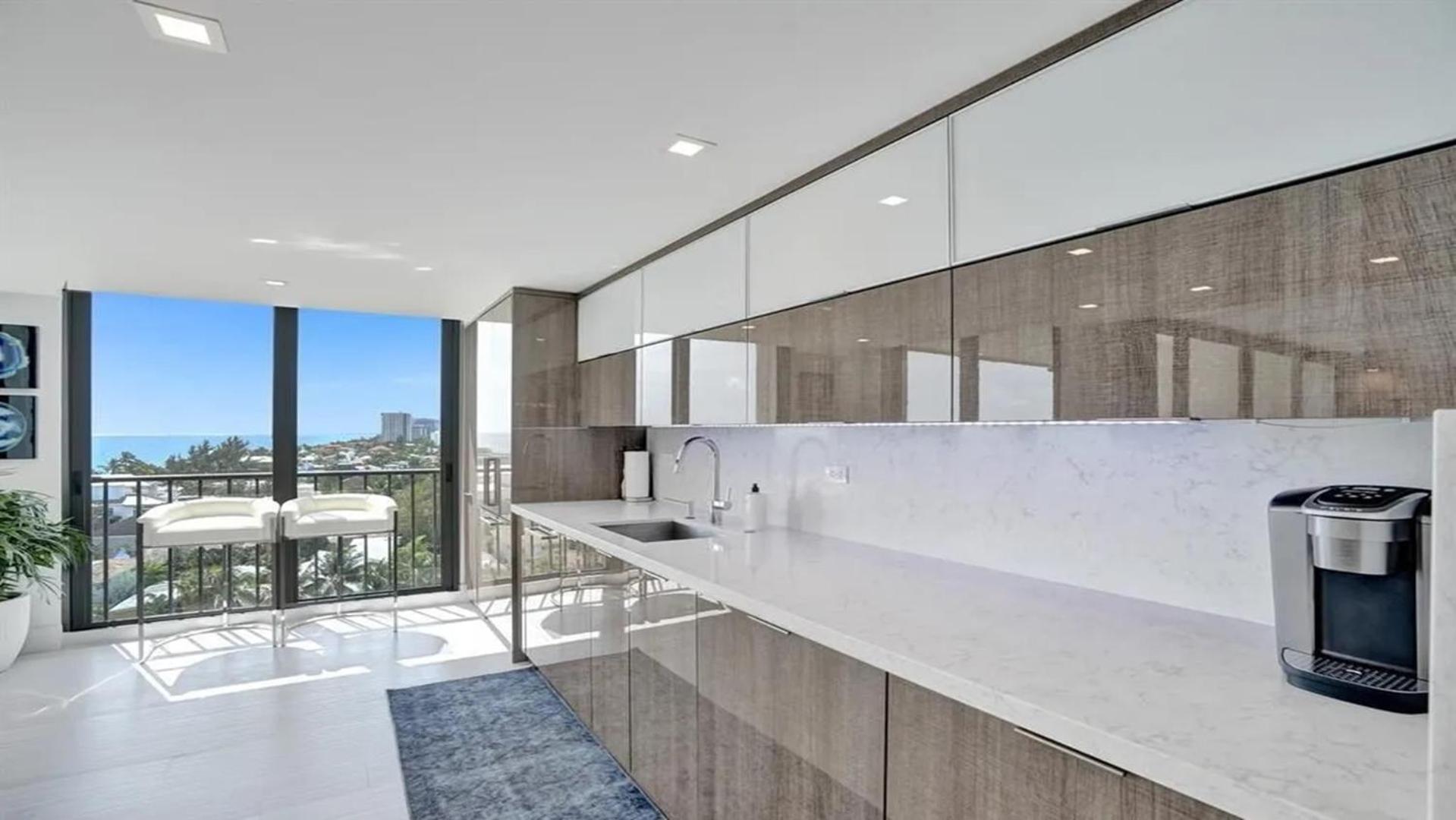 Amazing Two Bedrooms With Skyline Views Apartment *