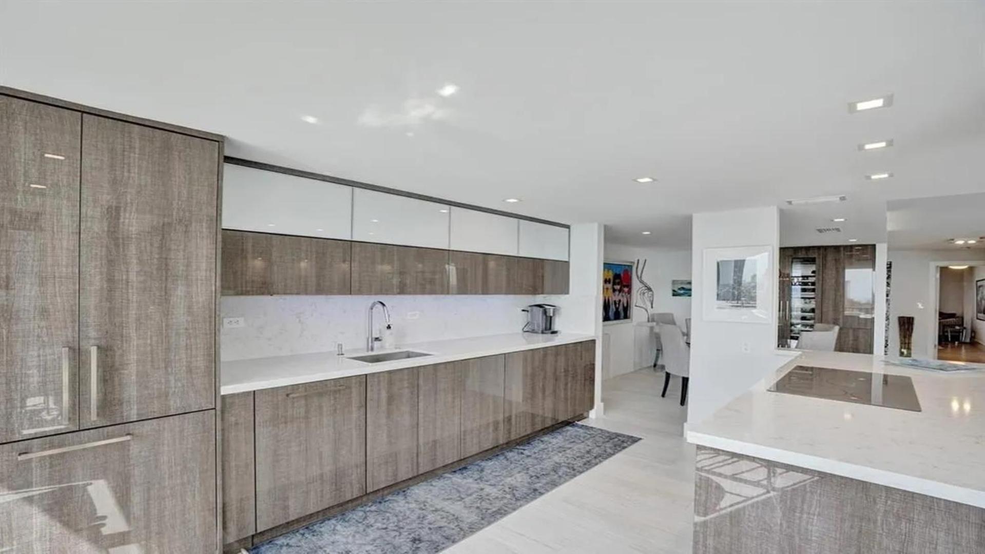 Amazing Two Bedrooms With Skyline Views *