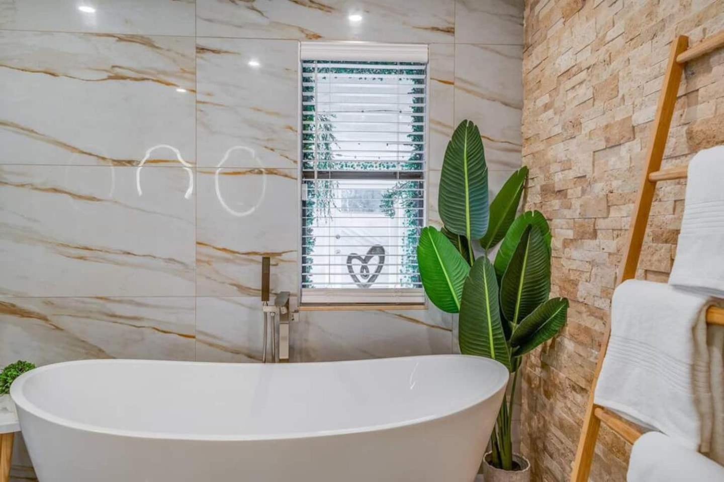 Fox Garden-heated Pool-spa- Boho-downtown & * Fort Lauderdale