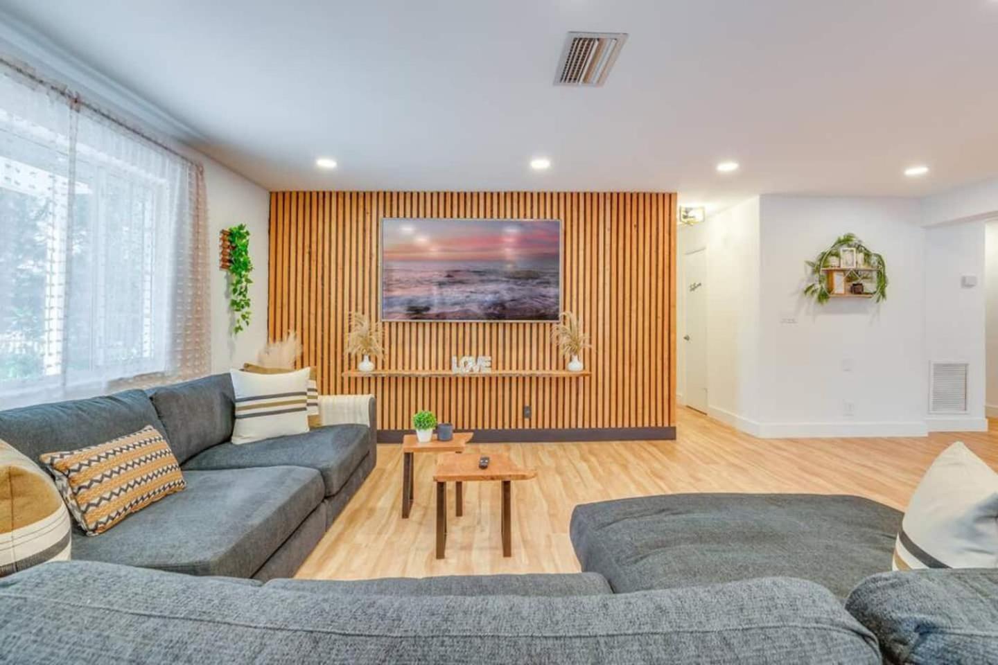 Fox Garden-heated Pool-spa- Boho-downtown & Villa