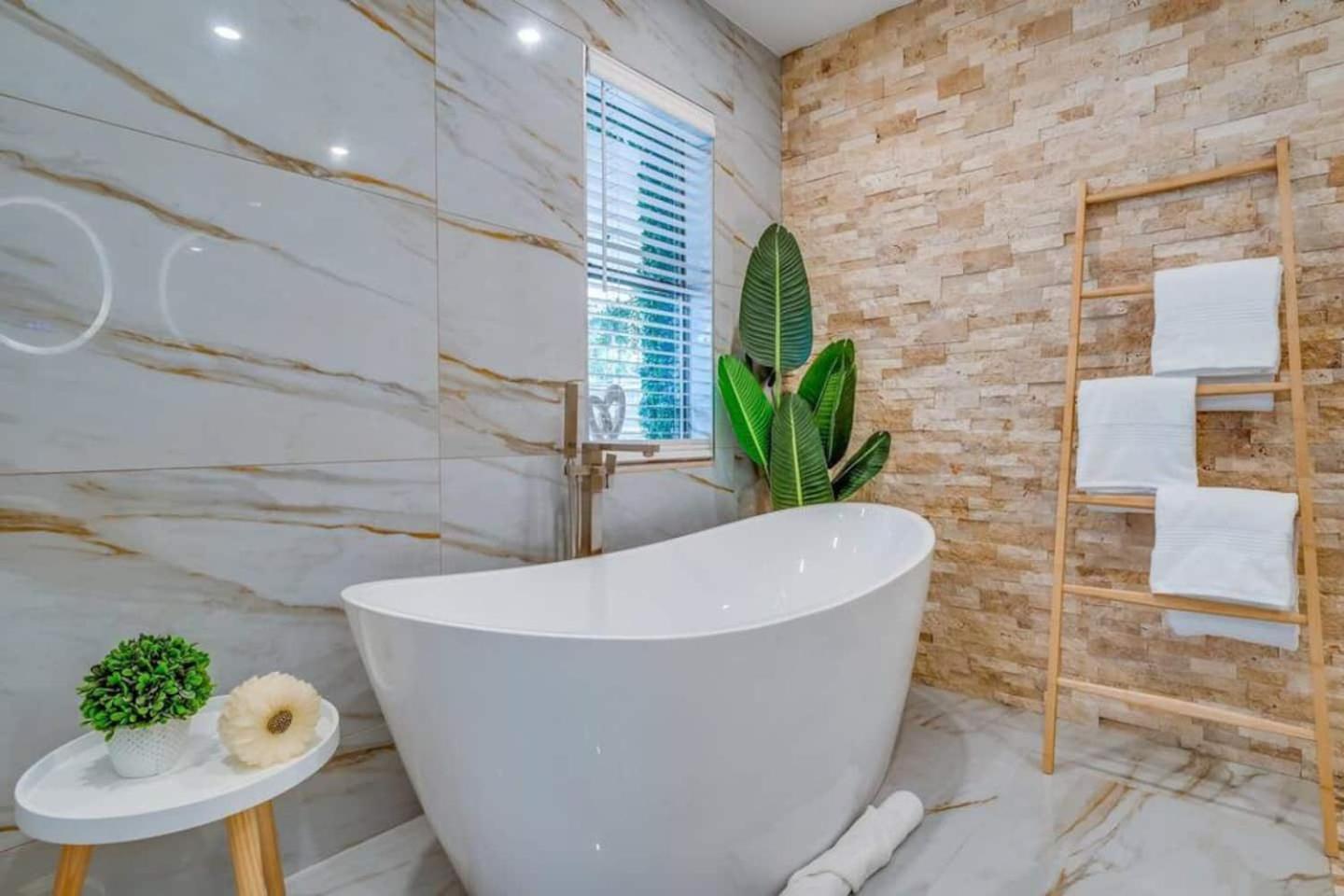 Fox Garden-heated Pool-spa- Boho-downtown & *
