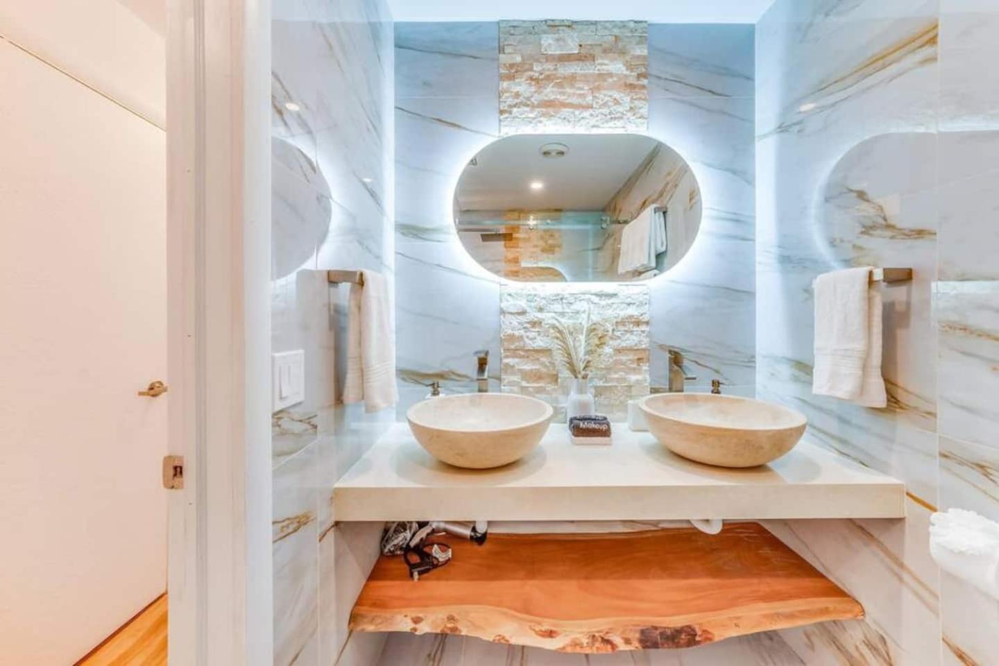Fox Garden-heated Pool-spa- Boho-downtown & Villa
