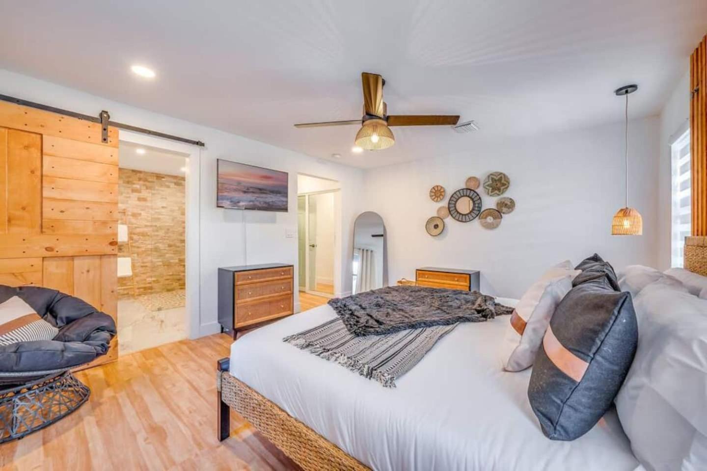 Fox Garden-heated Pool-spa- Boho-downtown & Villa