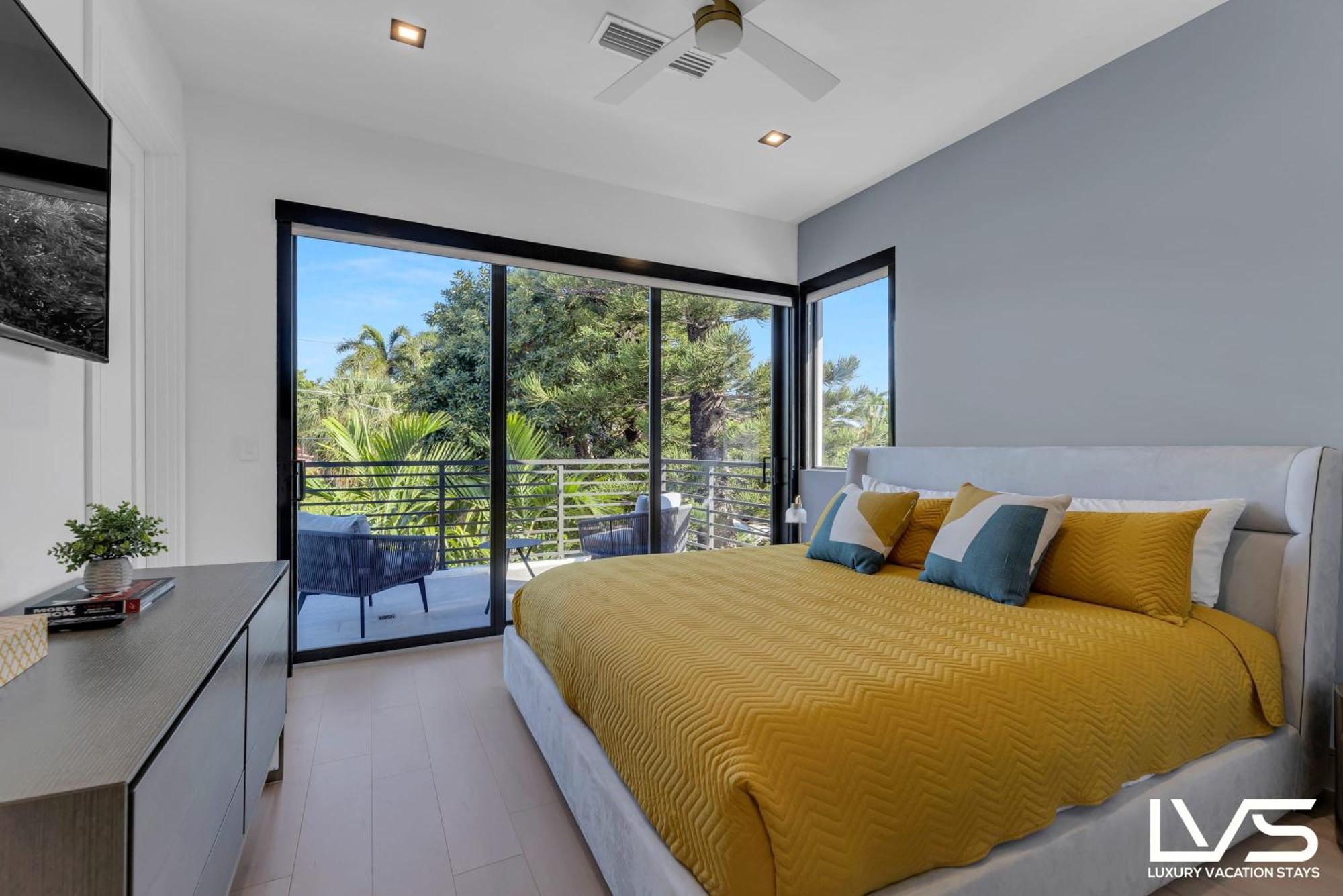 Laplaya- 5bed 1min 2 Heated Salt Pool Holiday home *