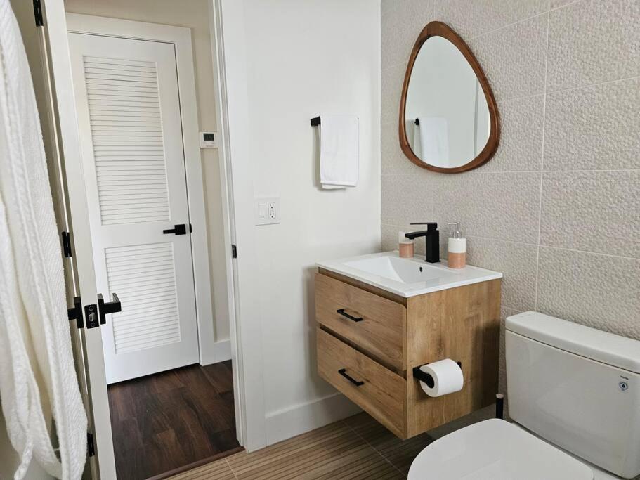 Newly-renovated, Designer Close To The Apartment