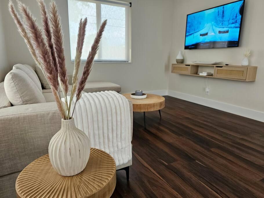 Newly-renovated, Designer Close To The Fort Lauderdale