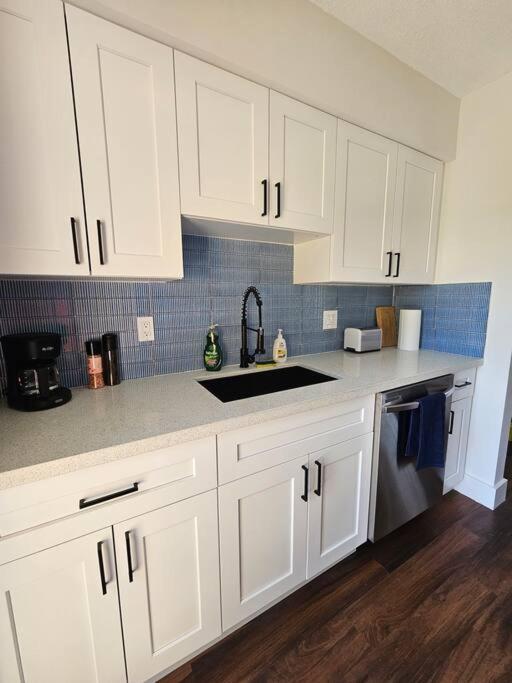 Newly-renovated, Designer Close To The Apartment