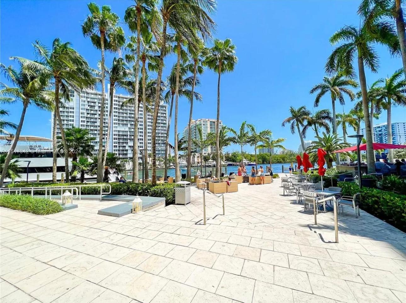 Aparthotel Galleryone Doubletree Hilton Gc Secret Blending *