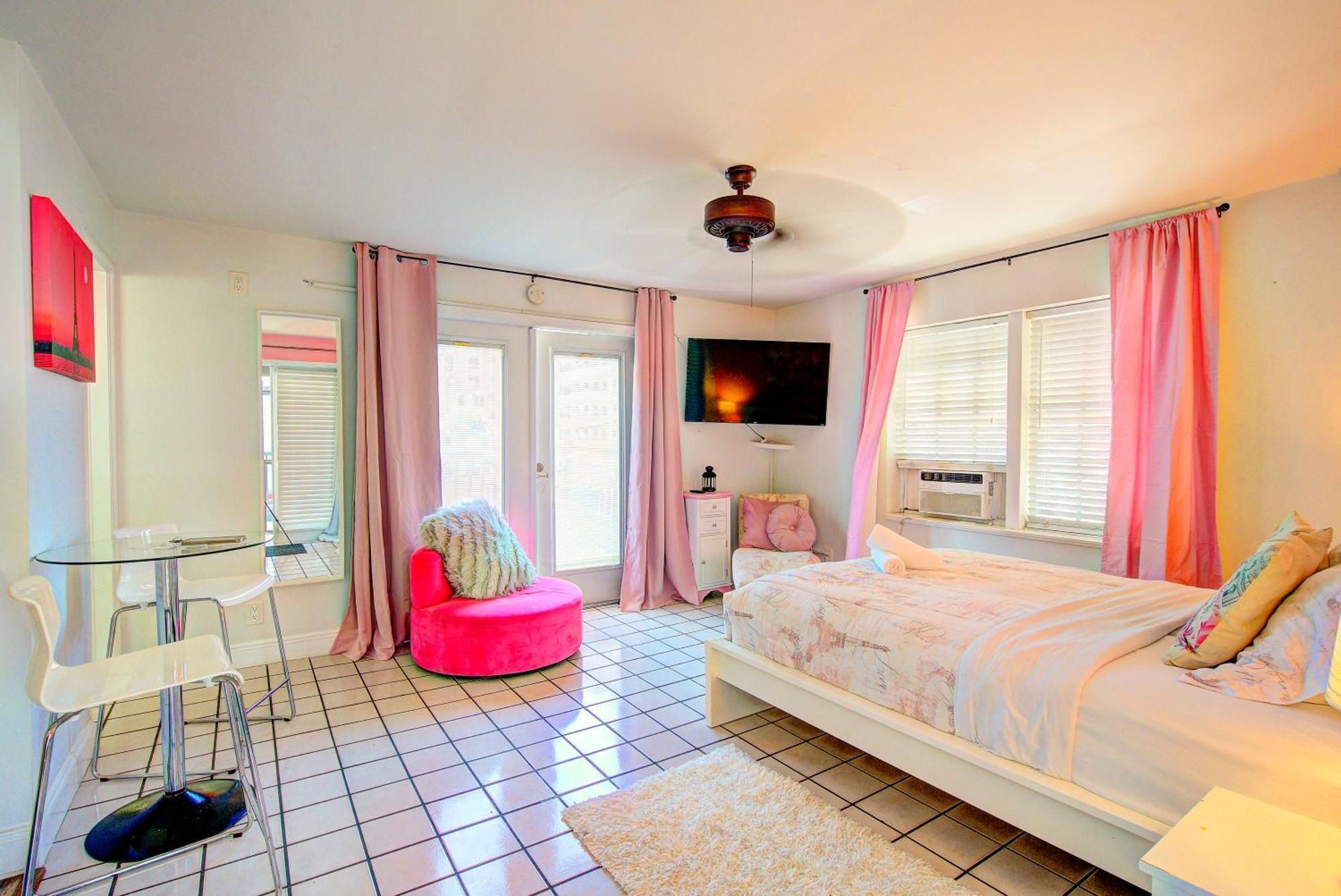 Little Paris By The Ocean Self Check In Hotel *
