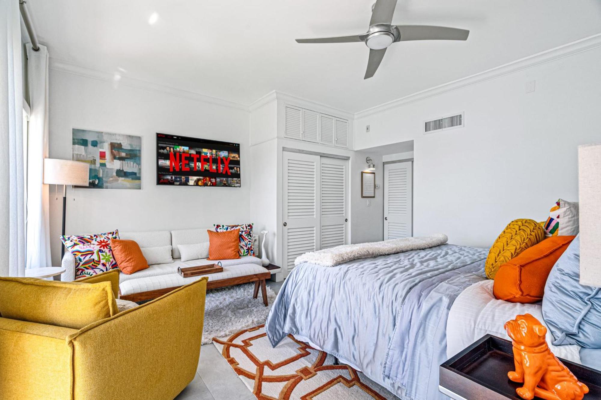 Walk To Ft Lauderdale - Water Views & Pool Apartment