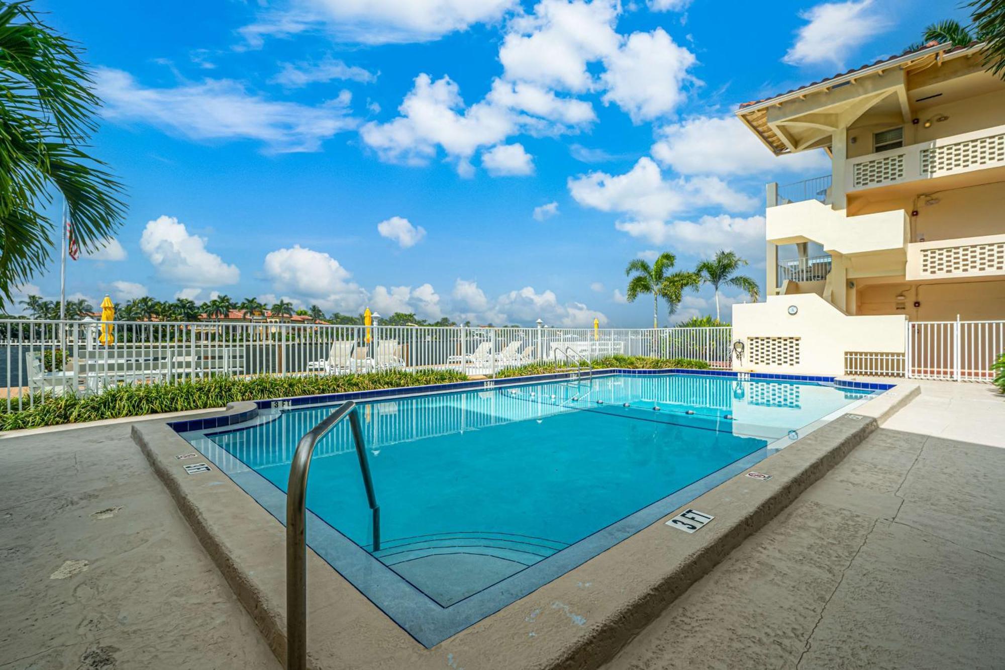 Apartment Walk To Ft Lauderdale - Water Views & Pool *