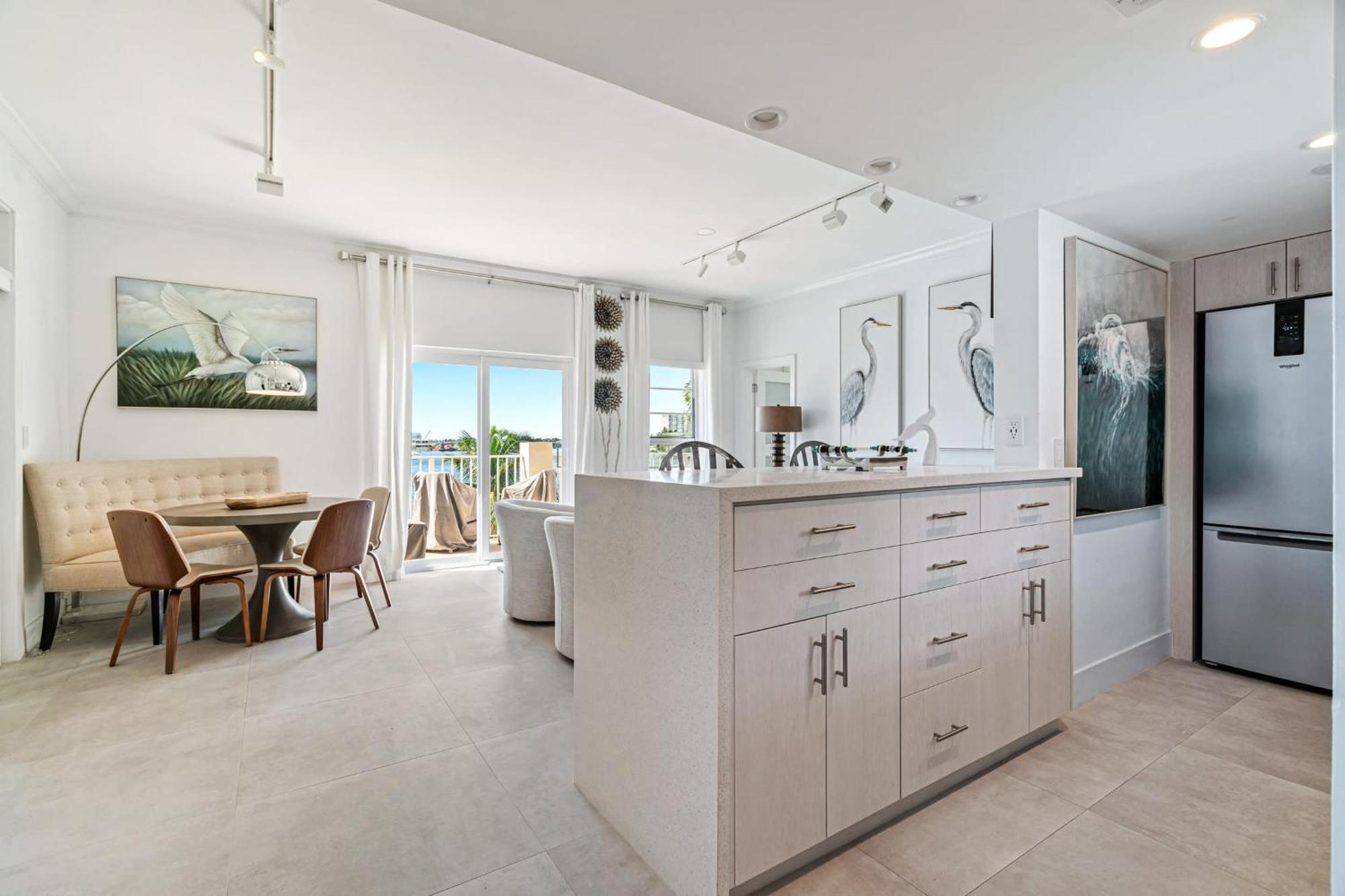 Walk To Ft Lauderdale - Water Views & Pool Apartment *