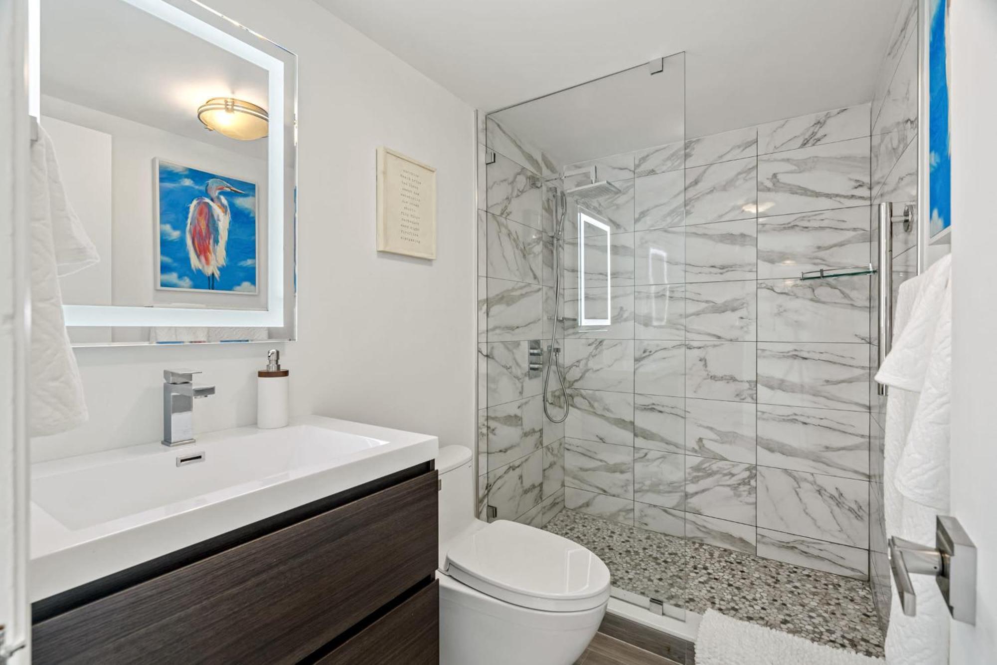 Walk To Ft Lauderdale - Water Views & Pool Apartment