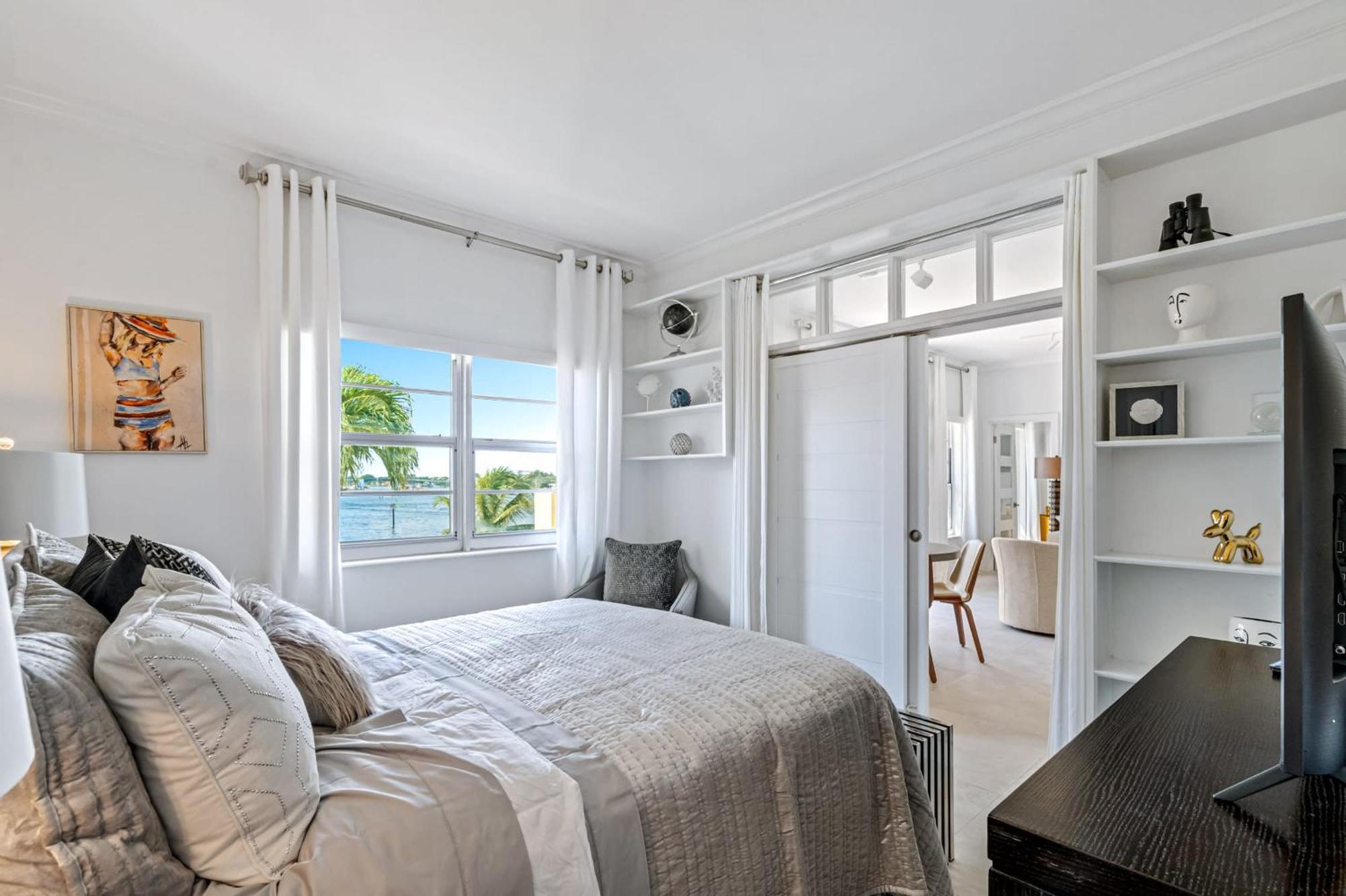 Walk To Ft Lauderdale - Water Views & Pool Apartment *