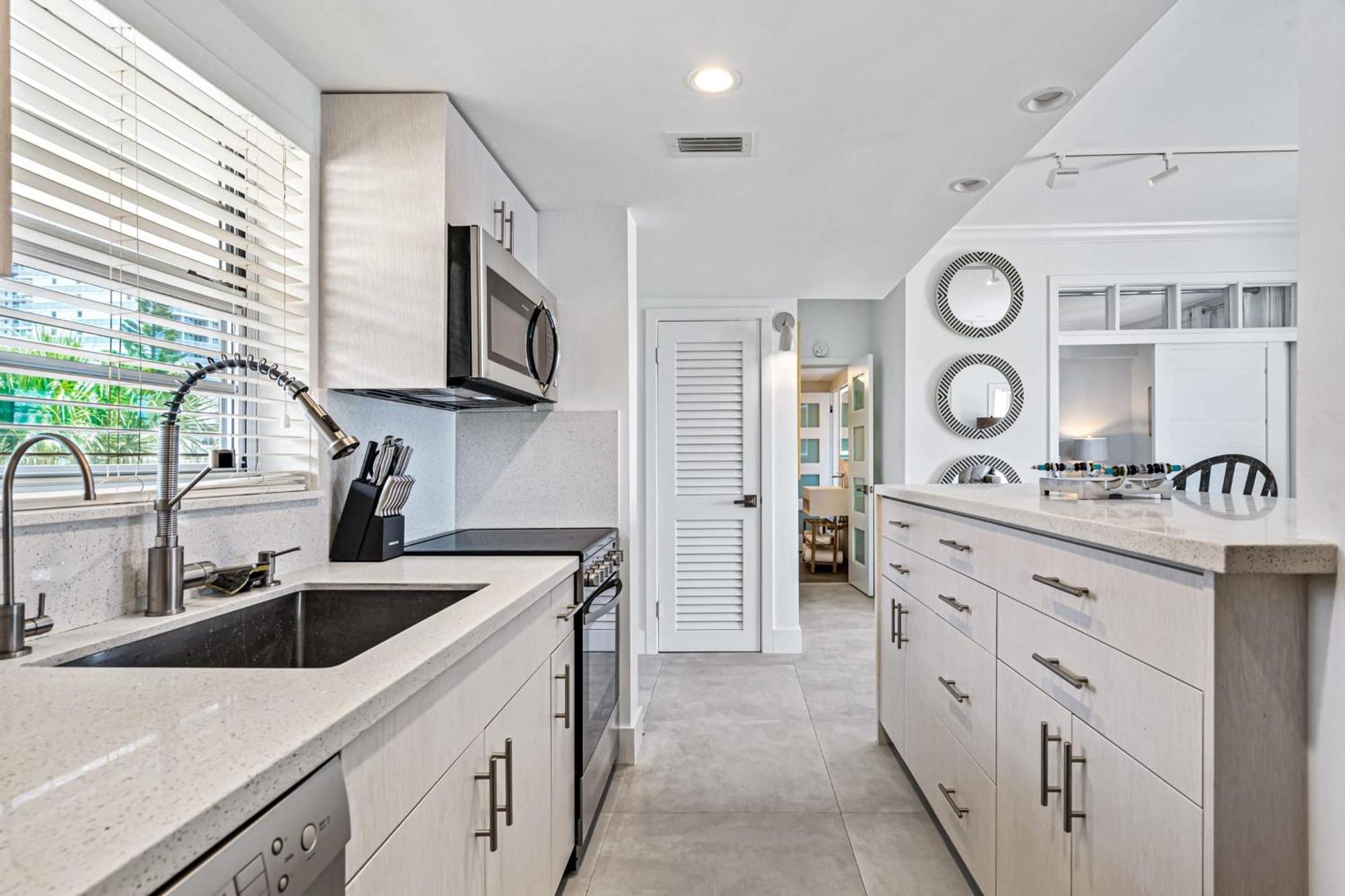 Apartment Walk To Ft Lauderdale - Water Views & Pool *
