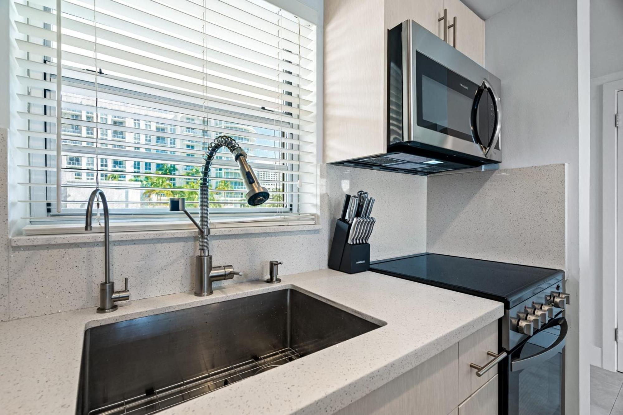 Walk To Ft Lauderdale - Water Views & Pool Apartment Fort Lauderdale