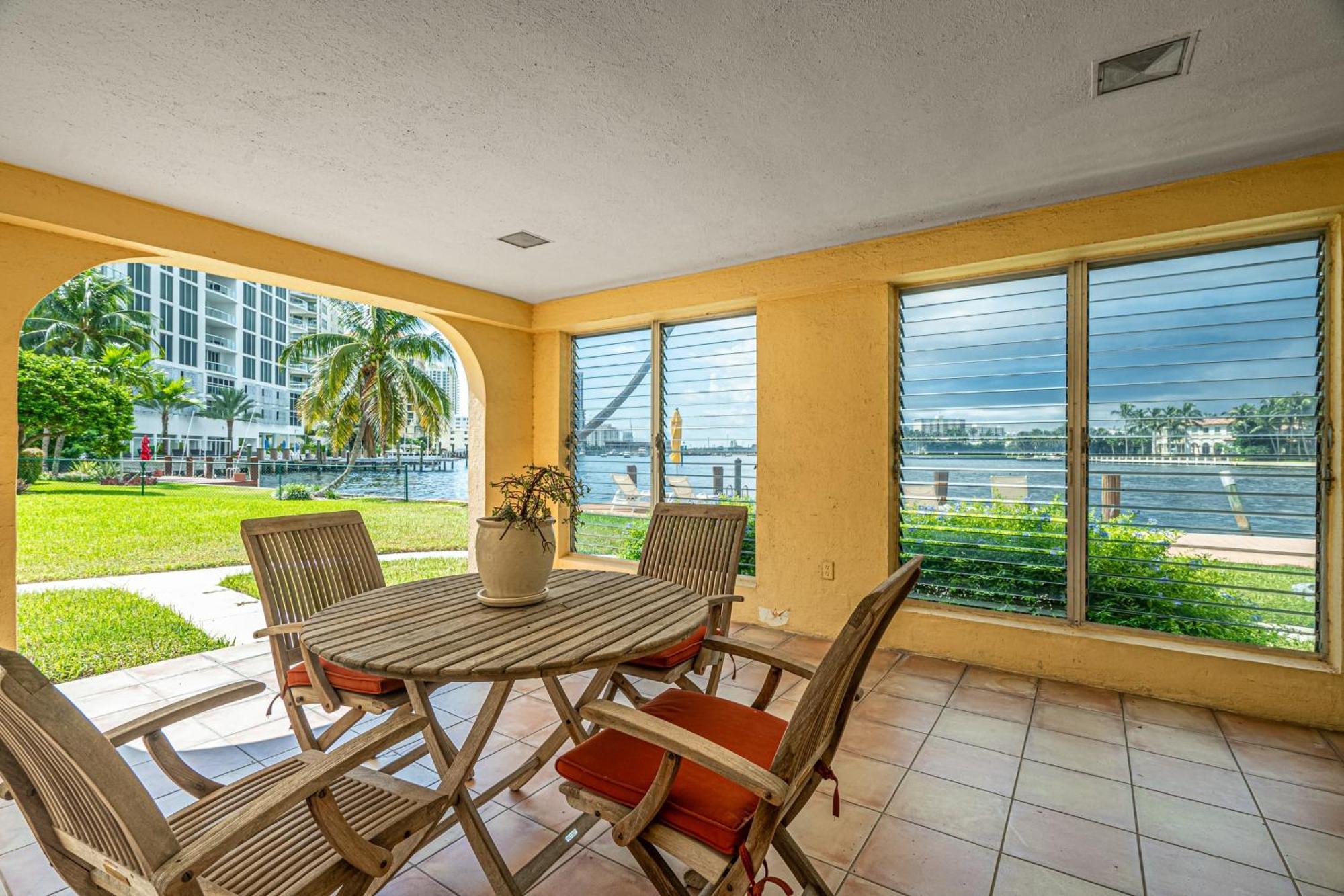 Walk To Ft Lauderdale - Water Views & Pool Apartment