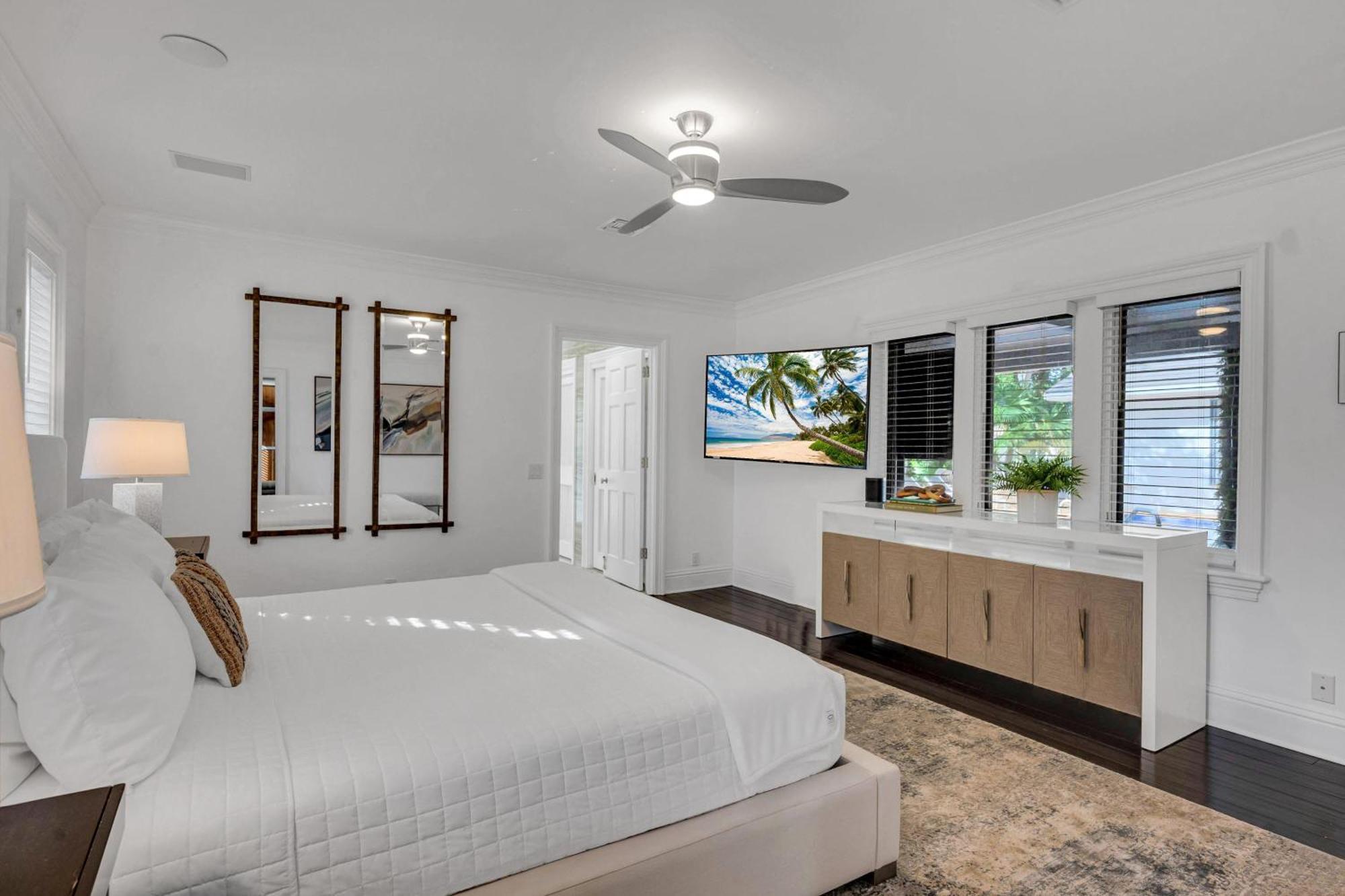 Private Neighborhood Heated Pool Lush Surroundings Harbor Key Resldences *