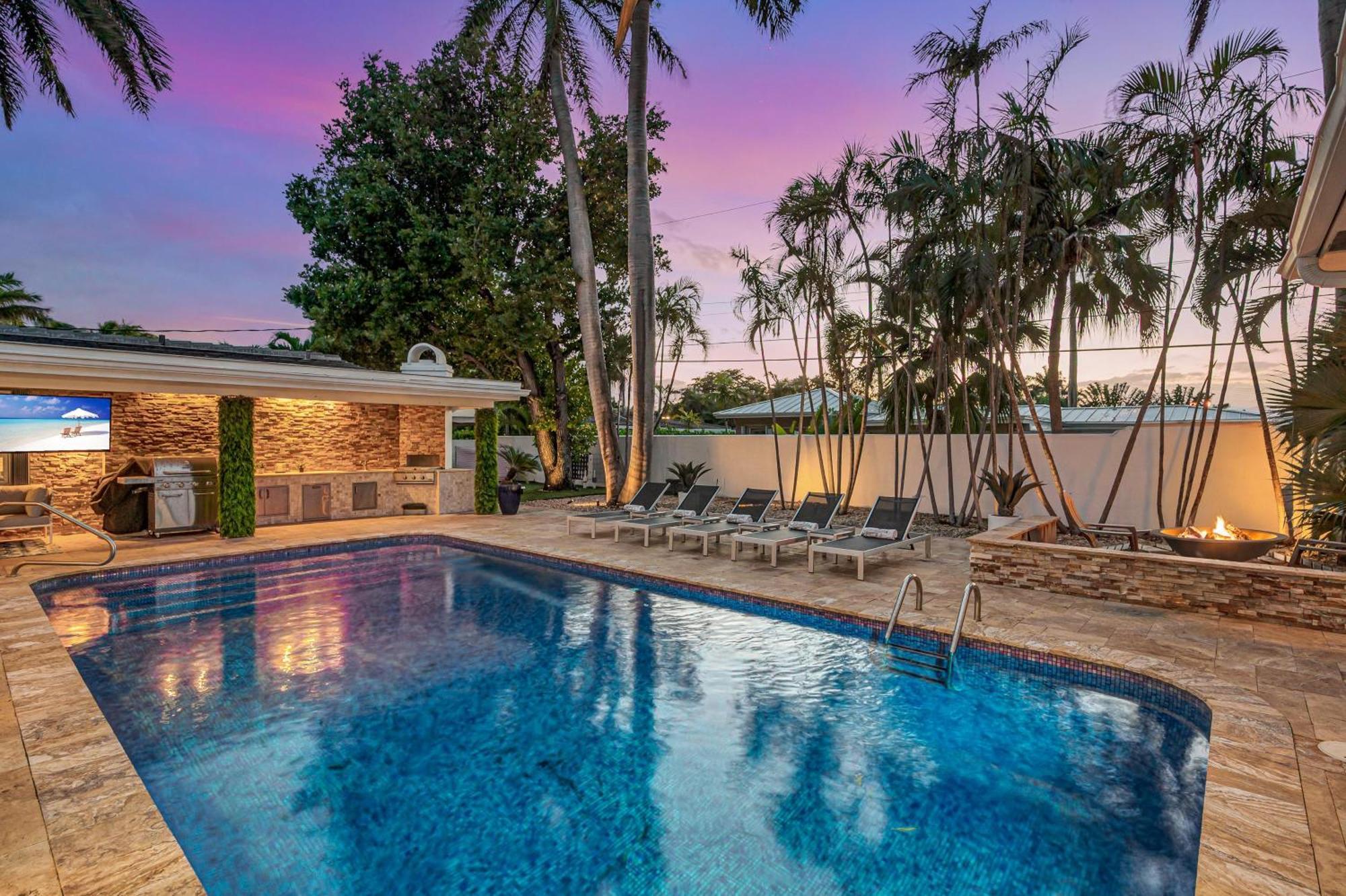 Private Neighborhood Heated Pool Lush Surroundings Harbor Key Resldences Holiday home Fort Lauderdale
