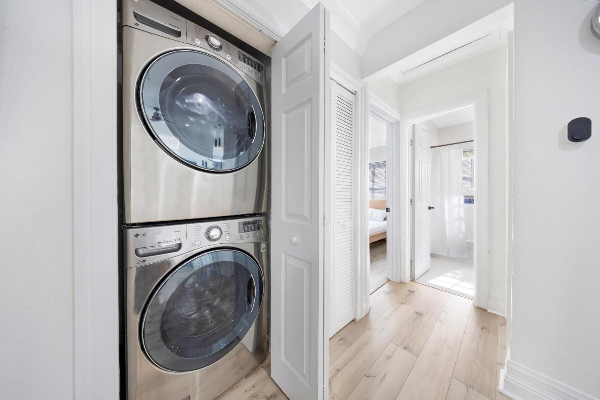 Escape To Newly Remodeled In The Heart Lauderdale With Private Pool