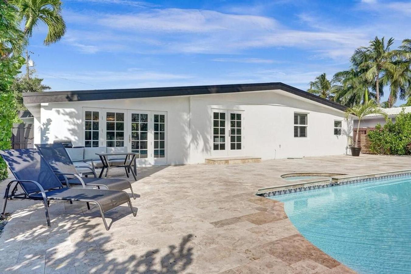 New ! Pool House 3-bedroom Victoria Park