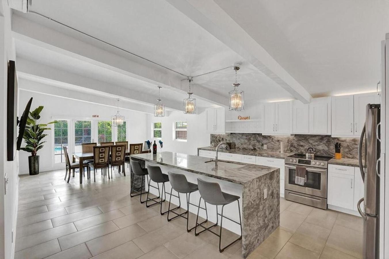 New ! Pool House 3-bedroom Victoria Park