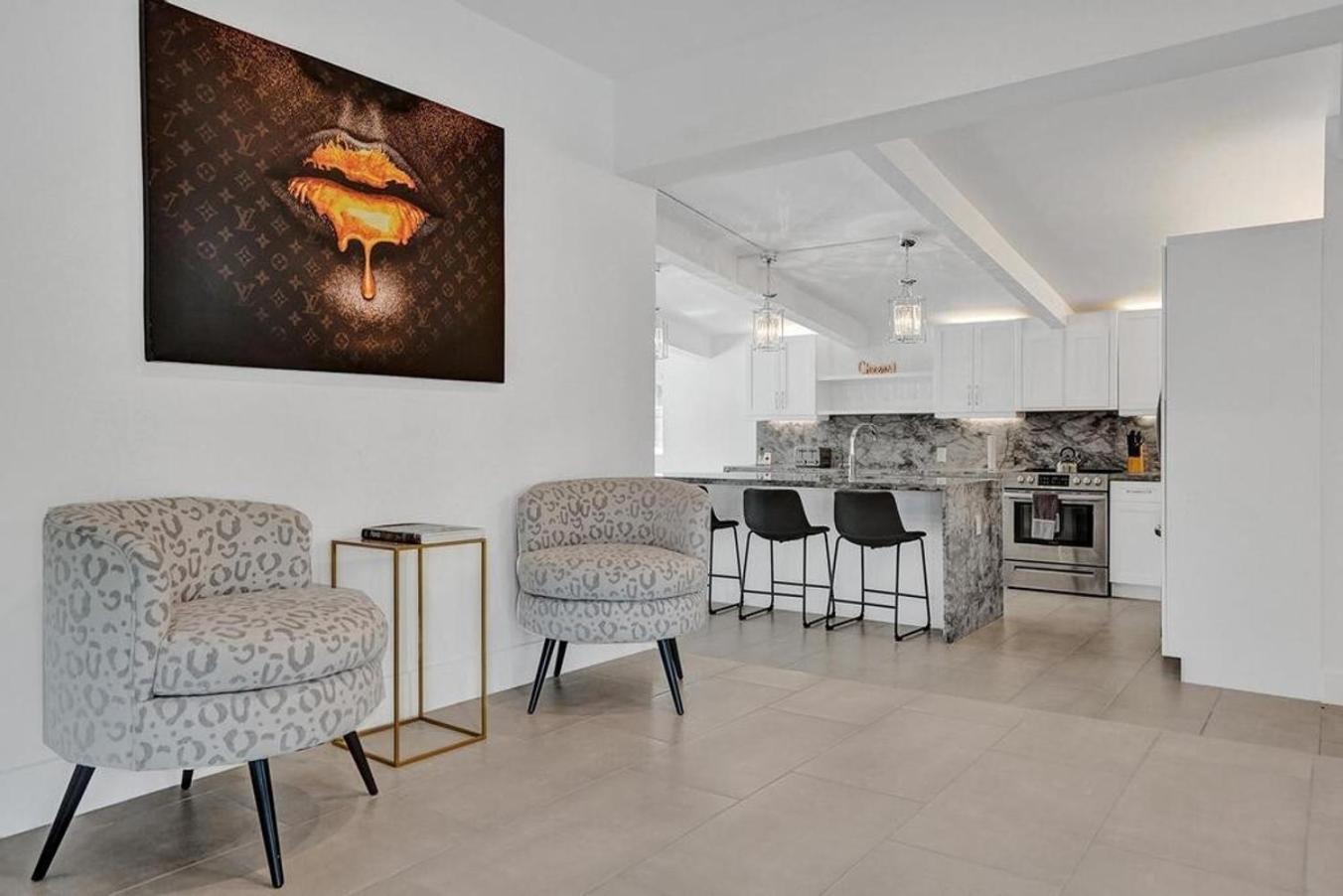 New ! Pool House 3-bedroom Victoria Park *