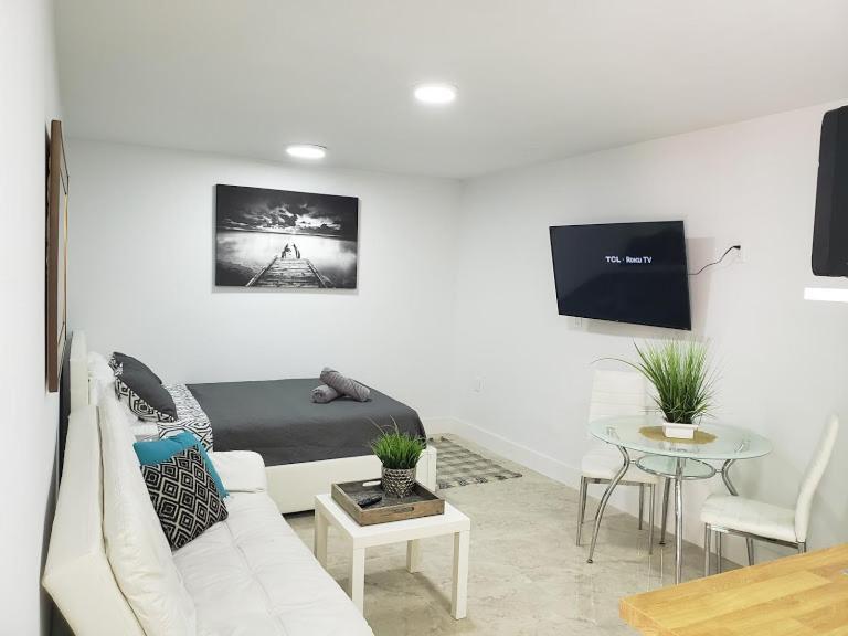 Apts With Backyard Near Lauderdale Beach, Nightlife, Cruise Port, Airport Apartment Fort Lauderdale