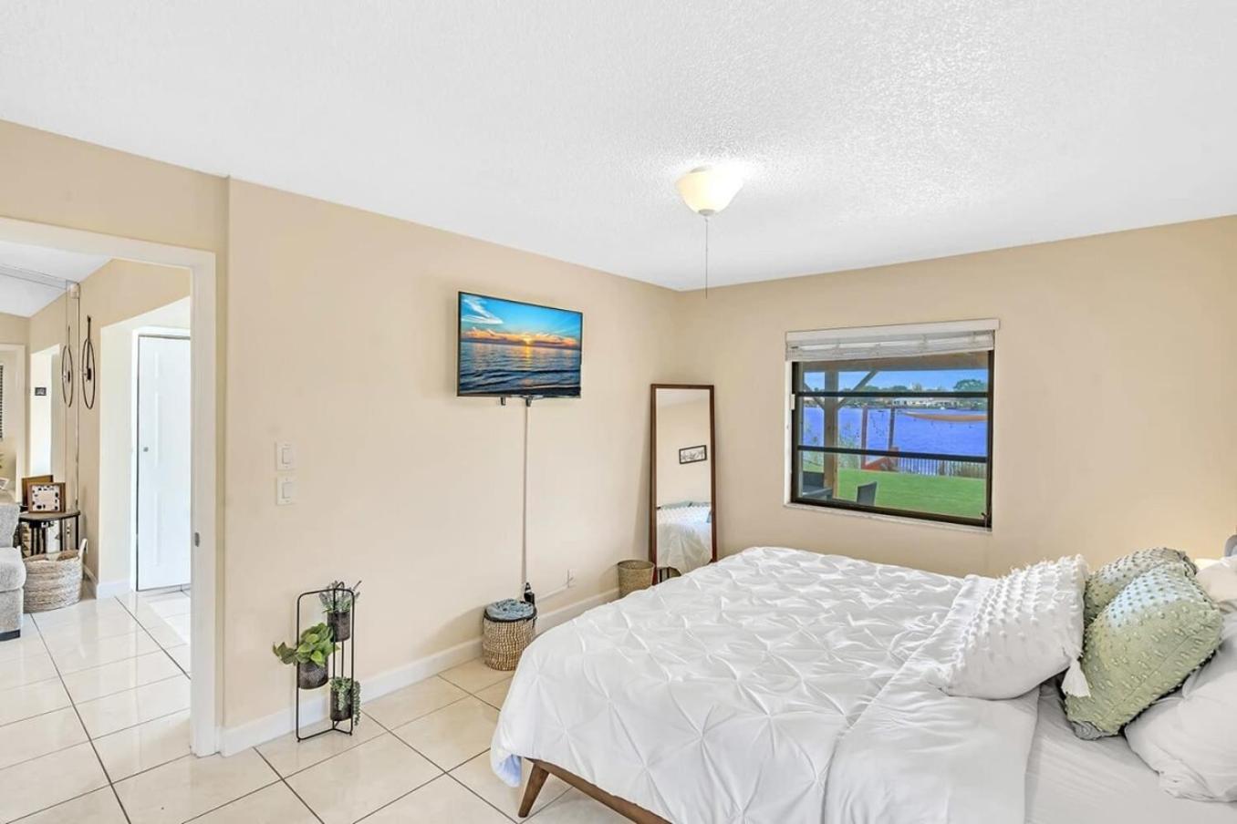 Holiday home Beautiful Cozy Lakefront Homecasinoairportbeach *
