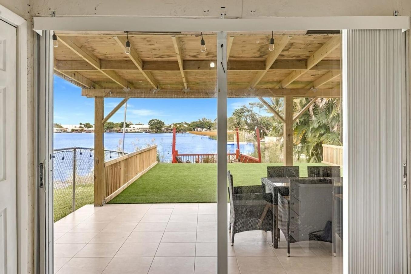 Holiday home Beautiful Cozy Lakefront Homecasinoairportbeach